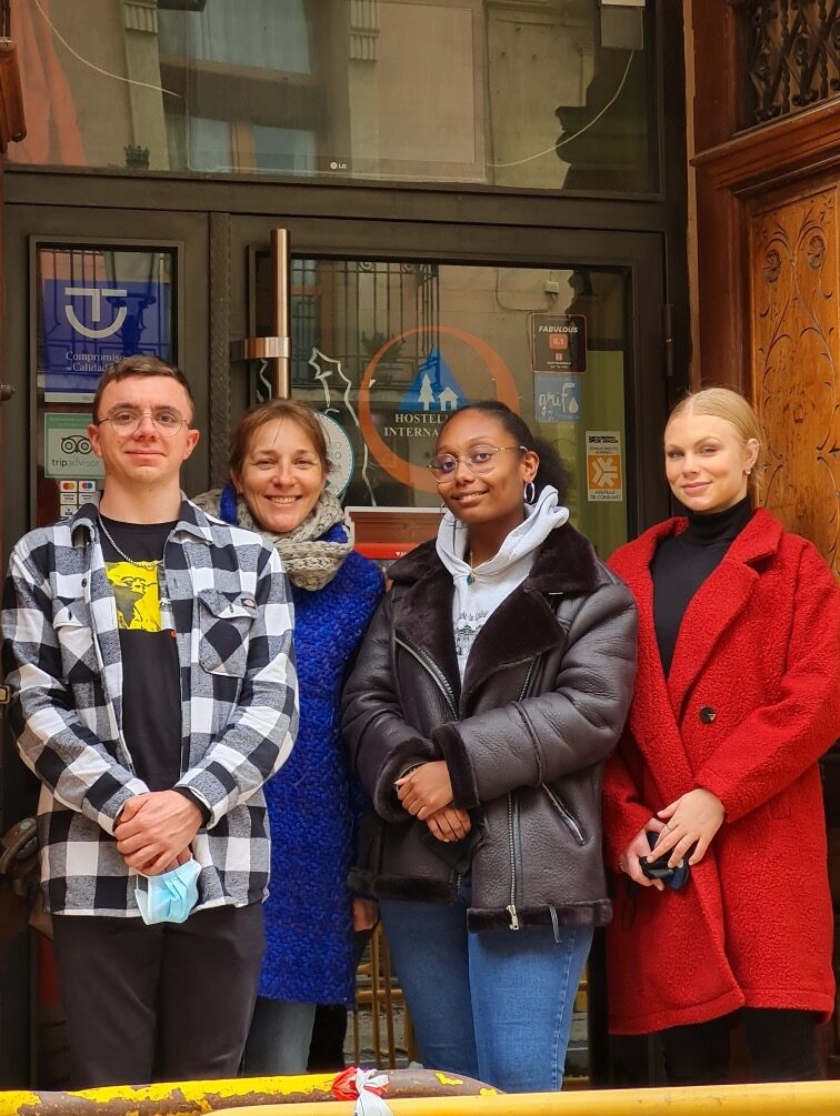 Tout sourire devant l'auberge Predicadores de Saragosse